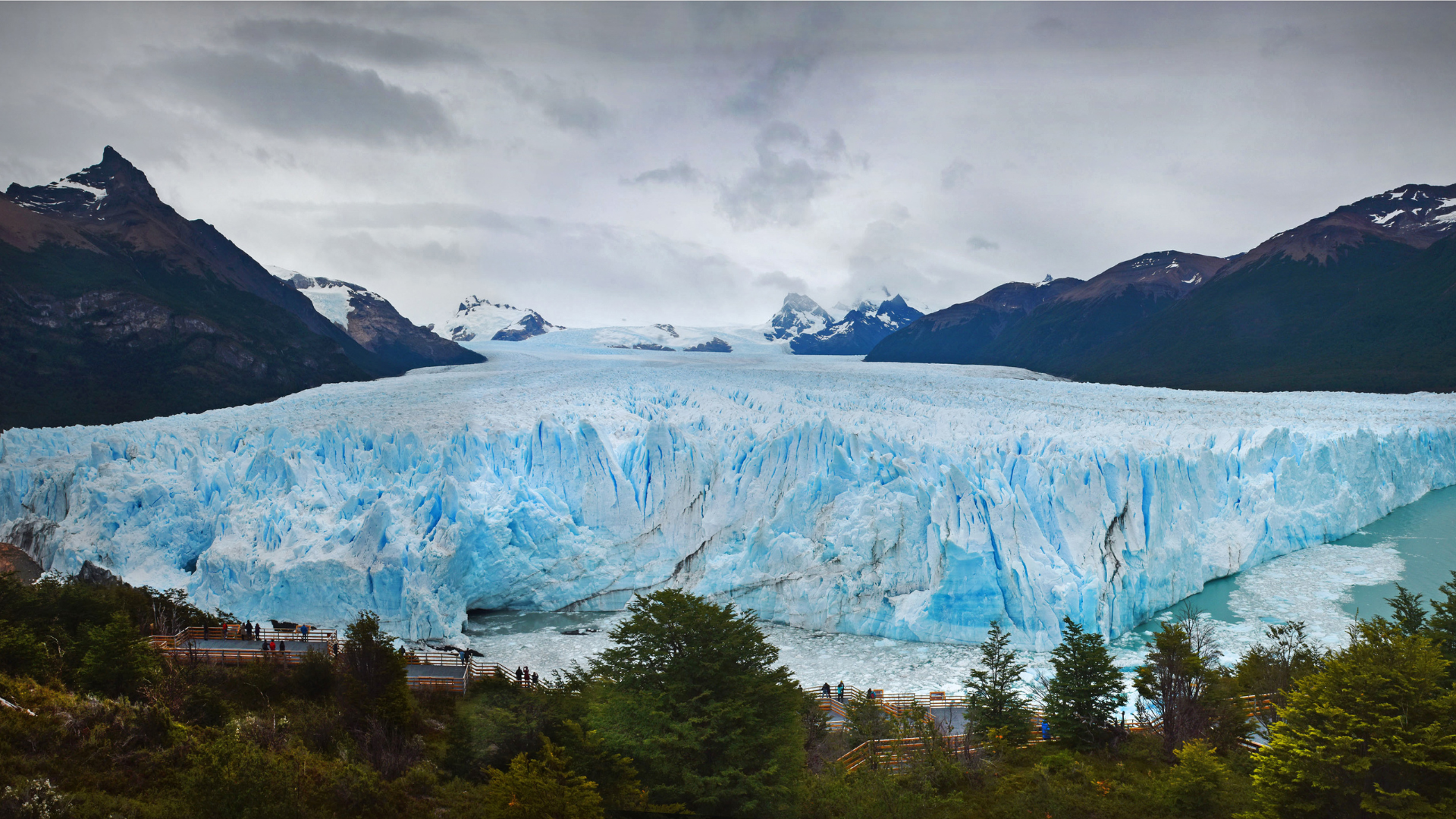 Glaciar Perito Moreno con las pasarelas del mirador, Santa Cruz