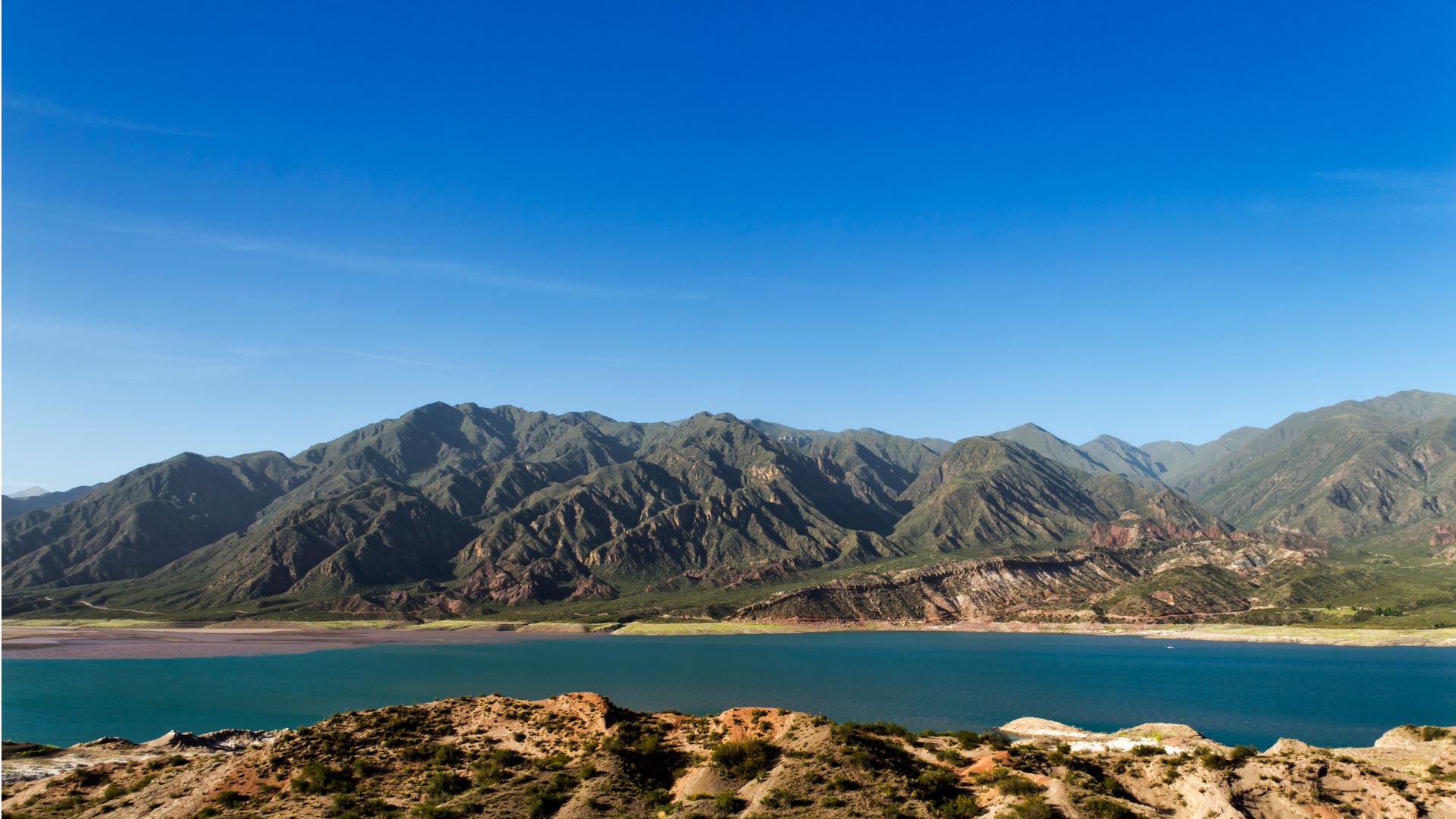 Dique Potrerillos con la precordillera de fondo, Mendoza